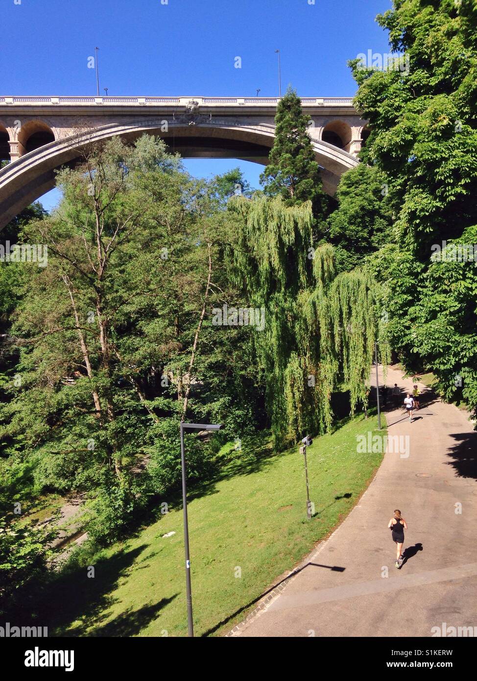 Les gens marcher dans un parc sous pont Adolphe à Luxembourg Ville - Image de stock capturée avec un smartphone