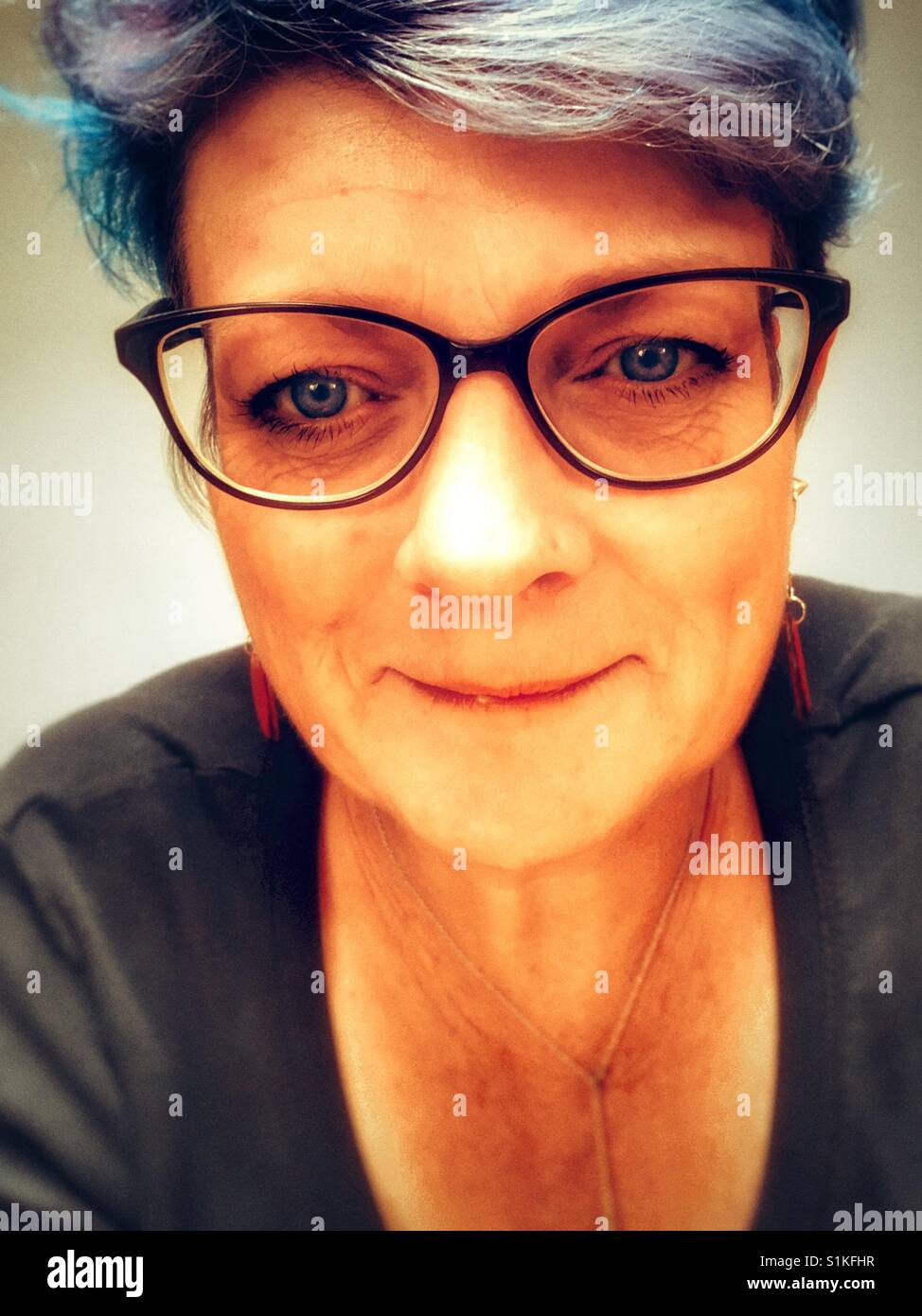 50-ans femme portant des lunettes Banque D'Images