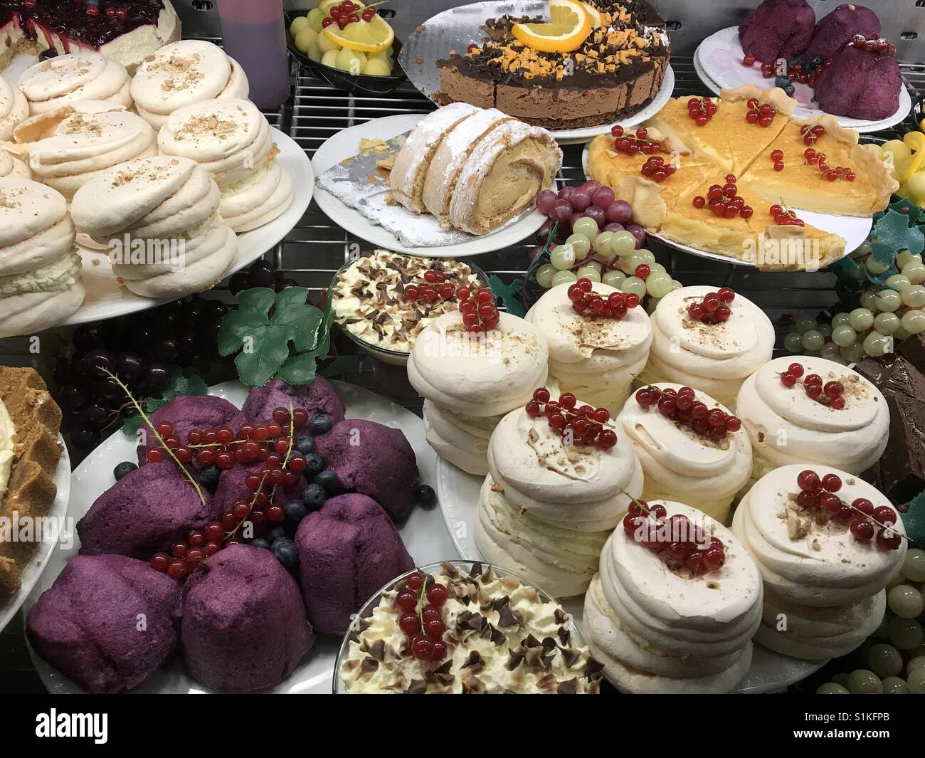 Variété de desserts dans une vitrine réfrigérée dans un restaurant Banque D'Images