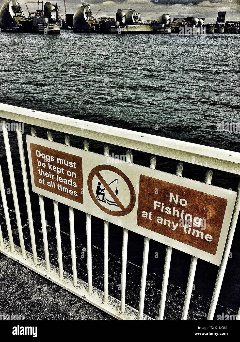 Pas de pêche et les chiens doivent être tenus en laisse les signes, Thames Barrier, Woolwich, Londres, Angleterre - Image de stock capturée avec un smartphone