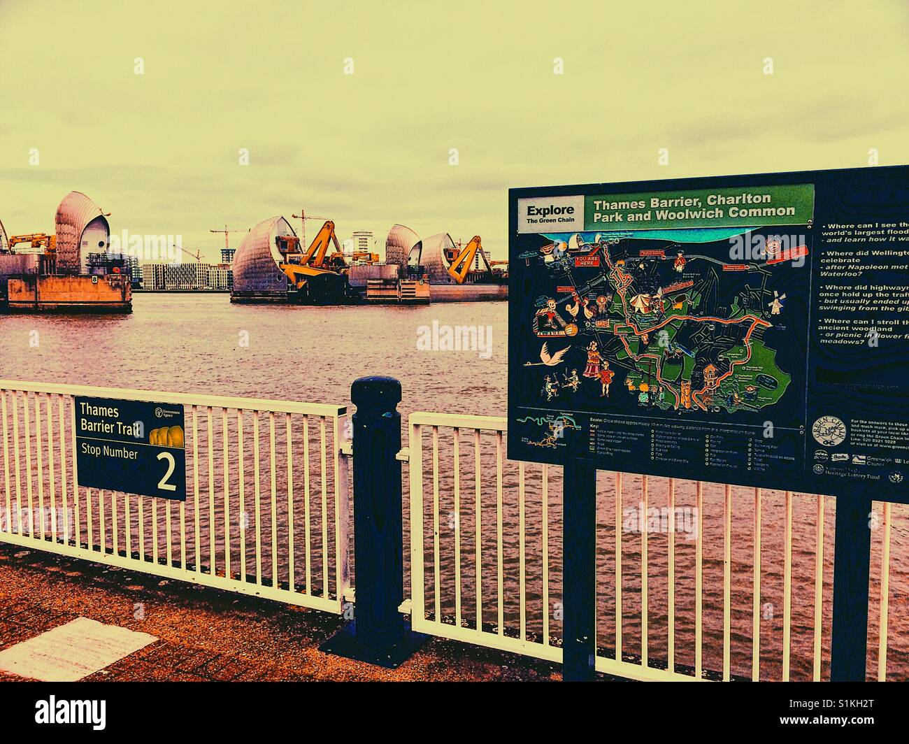 Site d'information sur la Thames path à la Thames Barrier, Woolwich, Londres, Angleterre - Image de stock capturée avec un smartphone