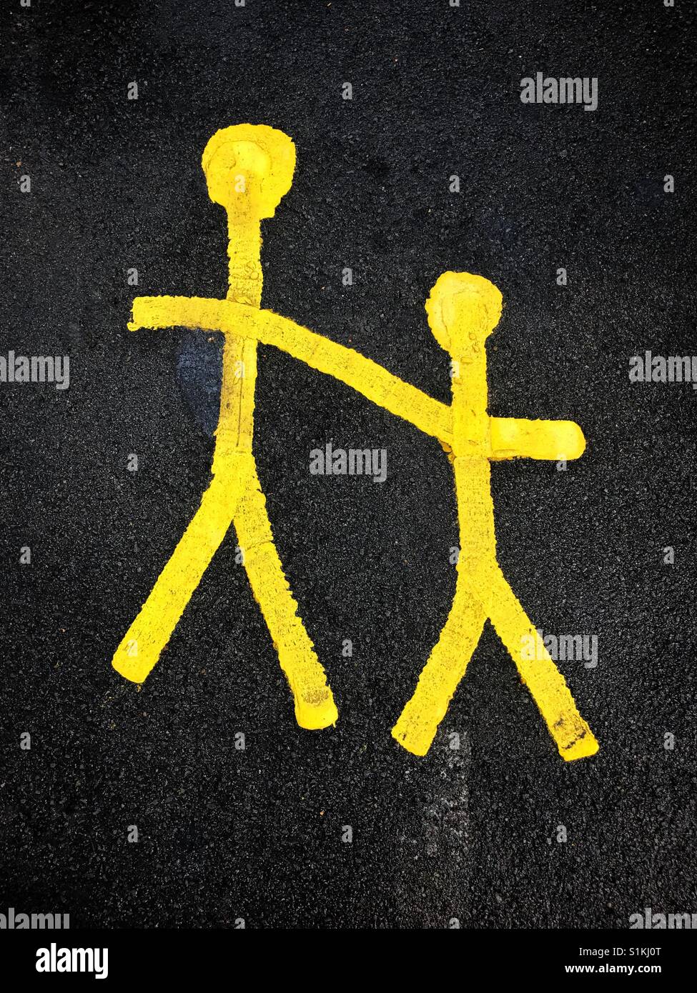 Une illustration de parent et enfant est utilisé pour conseiller ce parking est réservé pour les conducteurs avec des enfants passagers. Crédit photo- © COLIN HOSKINS. Banque D'Images