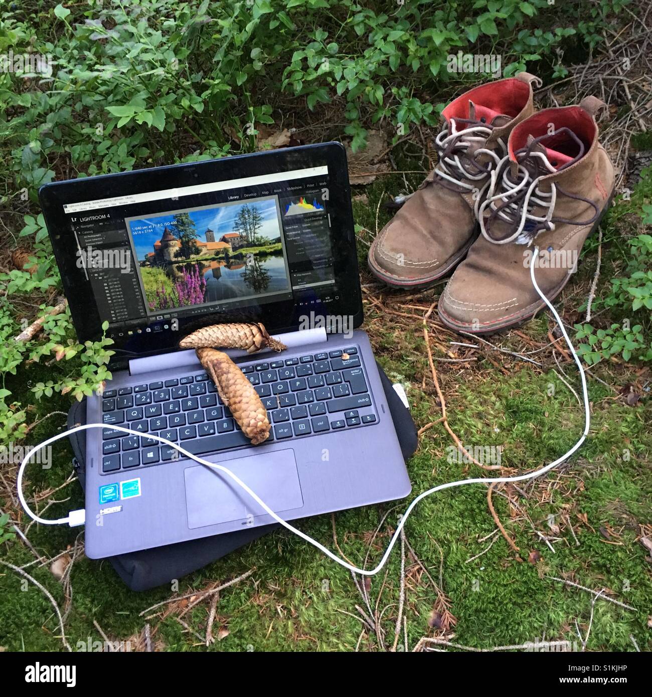 Le chargement et le téléchargement de données à partir de mes chaussures Banque D'Images