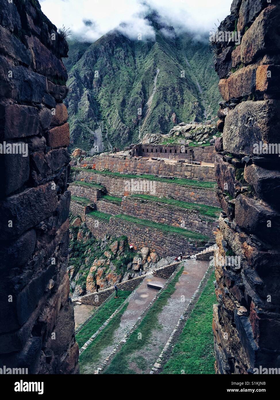 Ruines Incas mystérieux dans les montagnes entourant village d'Ollantaytambo à Andes, Pérou Banque D'Images