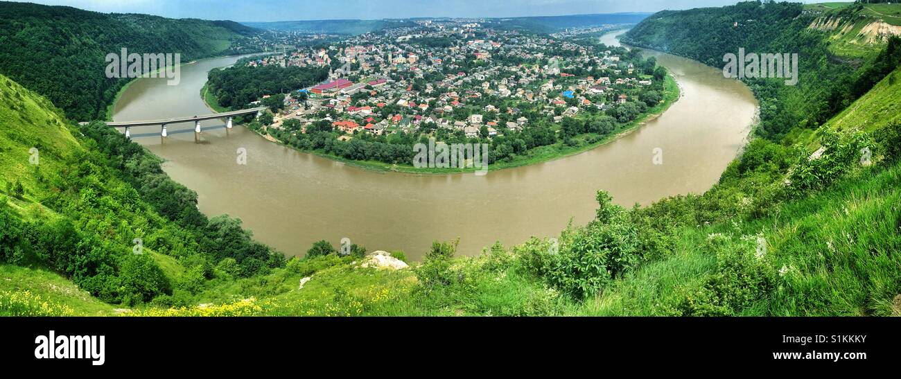 Vue aérienne sur Zalishchyky petite ville de l'Oblast de Ternopil au Dniestr en Ukraine Banque D'Images