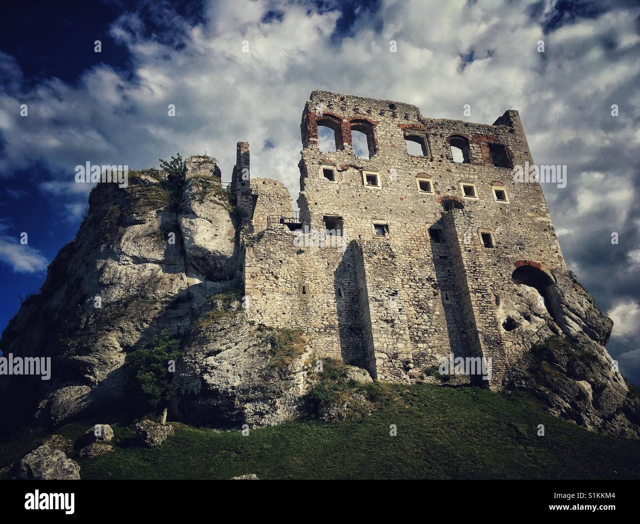 Ruines du château d'Ogrodzieniec, l'un des châteaux de "Sentier des nids d'Aigles, à Podzamcze village de Pologne Banque D'Images