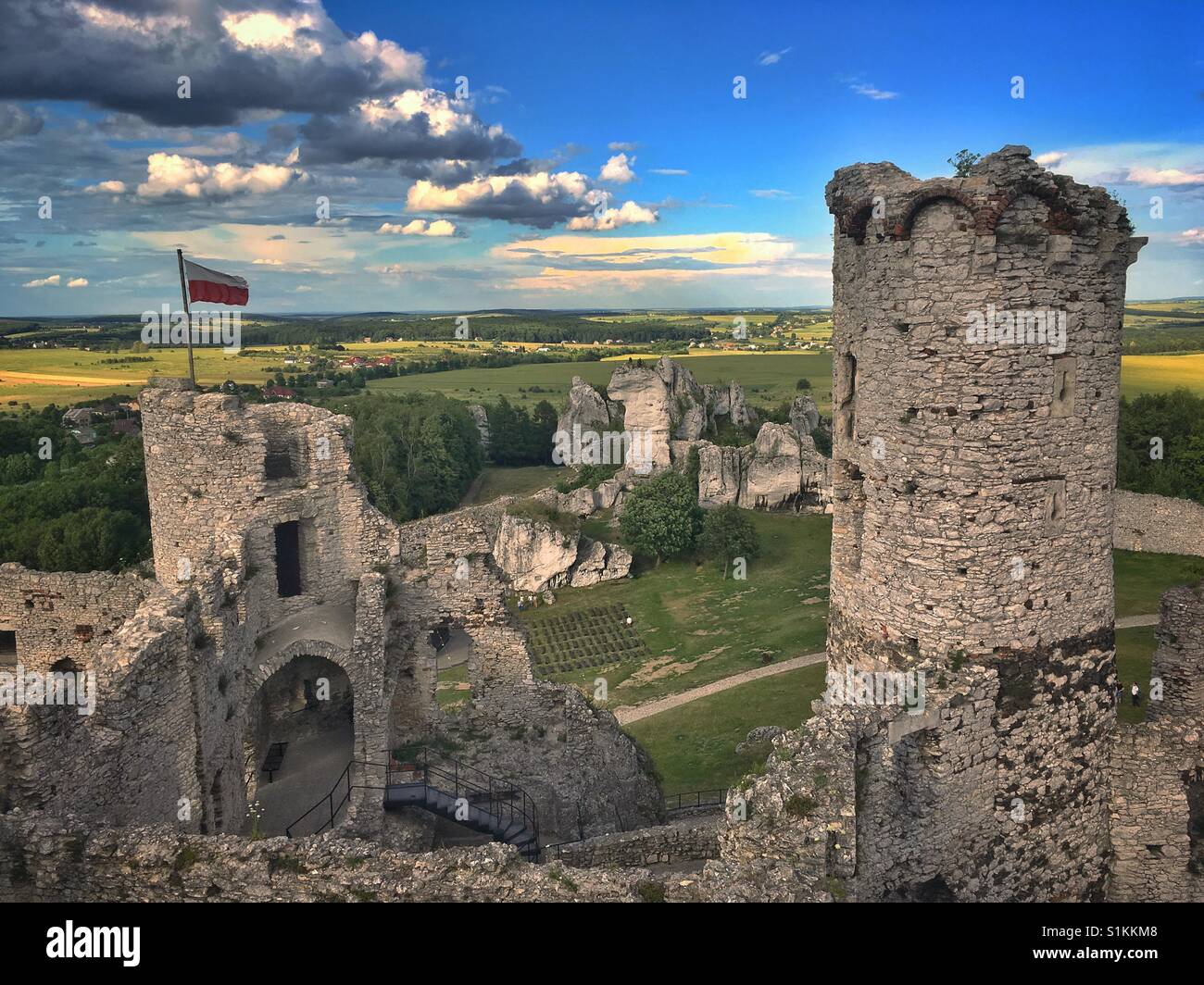Ruines du château d'Ogrodzieniec, l'un des châteaux de "Sentier des nids d'Aigles, à Podzamcze village de Pologne Banque D'Images