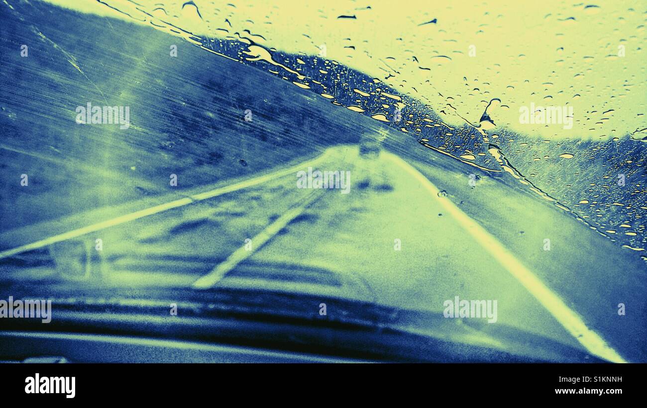 Voir à travers un pare-brise de voiture un jour de pluie, Canada - Image de stock capturée avec un smartphone