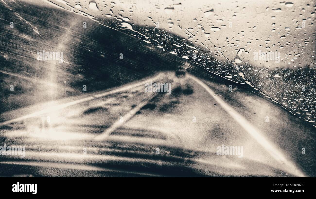 Voir à travers un pare-brise de voiture un jour de pluie, Canada - Image de stock capturée avec un smartphone