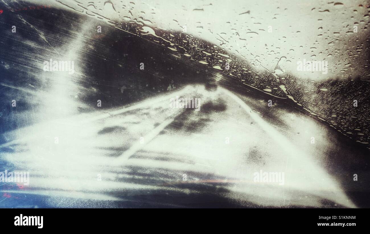 Voir à travers un pare-brise de voiture un jour de pluie, Canada - Image de stock capturée avec un smartphone