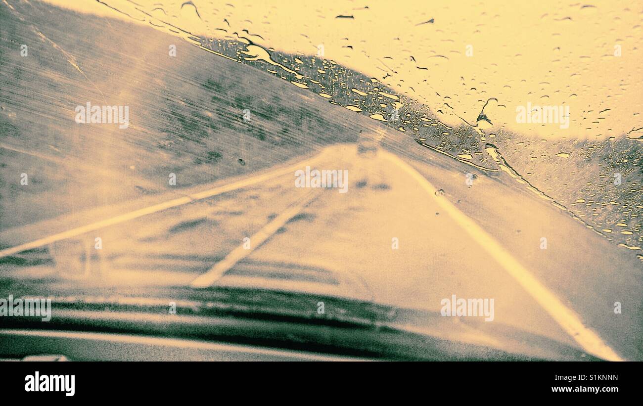 Voir à travers un pare-brise de voiture un jour de pluie, Canada - Image de stock capturée avec un smartphone