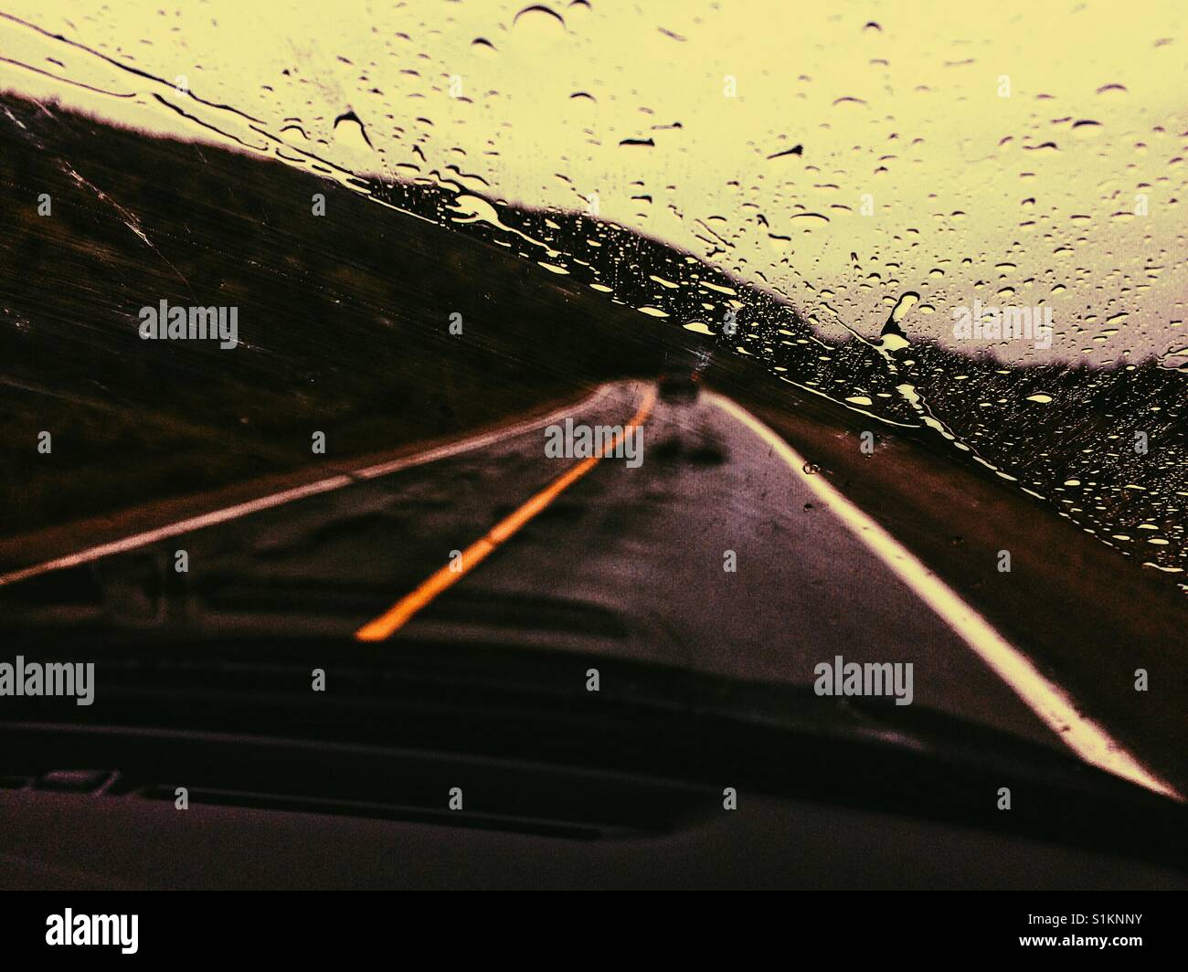 Voir à travers un pare-brise de voiture un jour de pluie, Canada - Image de stock capturée avec un smartphone