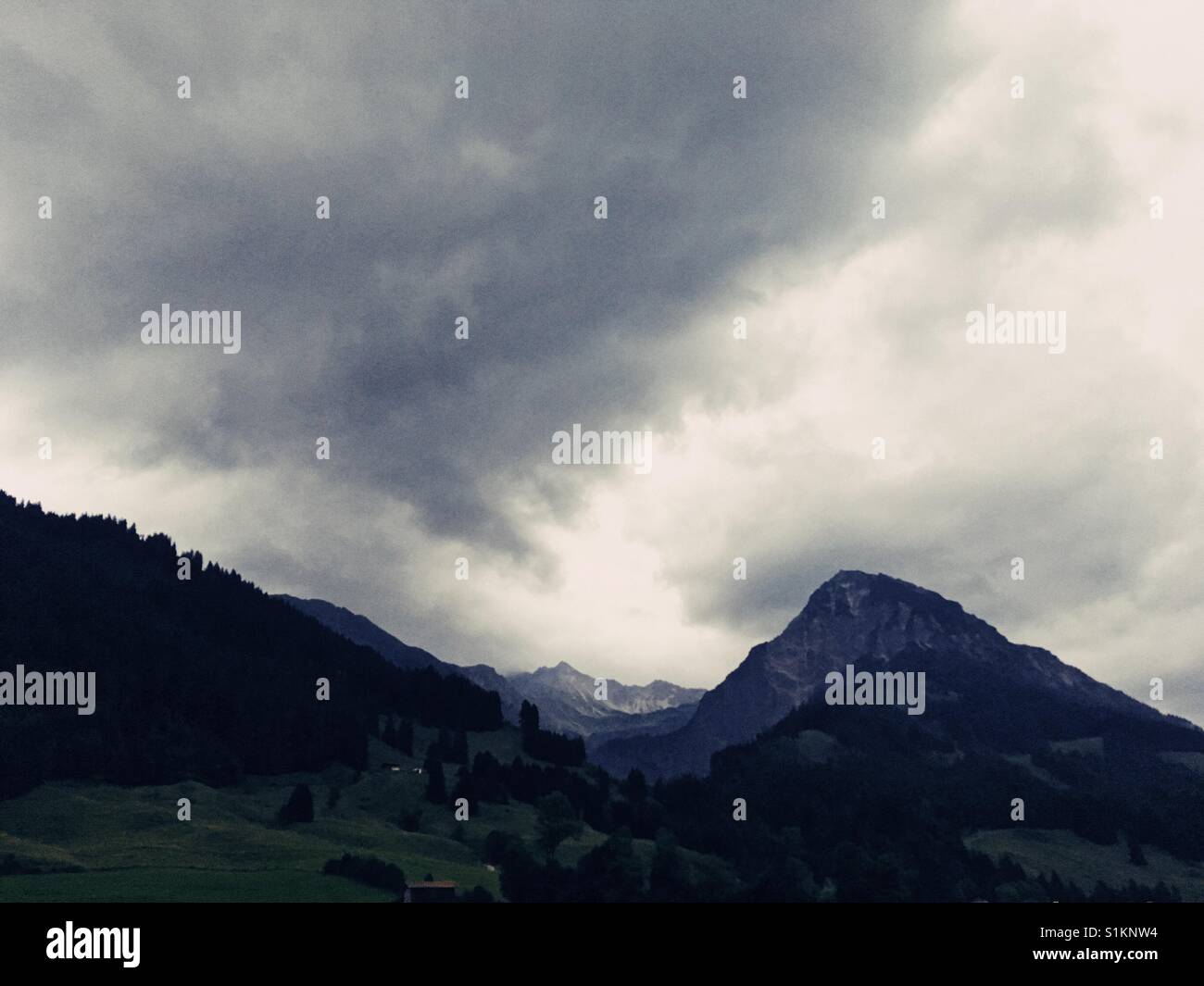 Les nuages de tempête sur les montagnes Banque D'Images