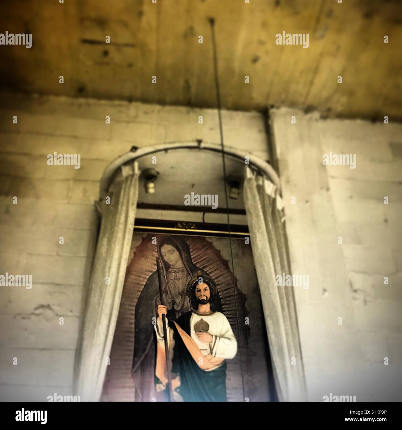 Un autel avec saint Jude Thaddée et Notre Dame de Guadalupe décore couleur éditoriale dans la ville de Mexico, Mexique Banque D'Images Un autel avec saint Jude Thaddée et Notre Dame de Guadalupe décore couleur éditoriale dans la ville de Mexico, Mexique Banque D'Images