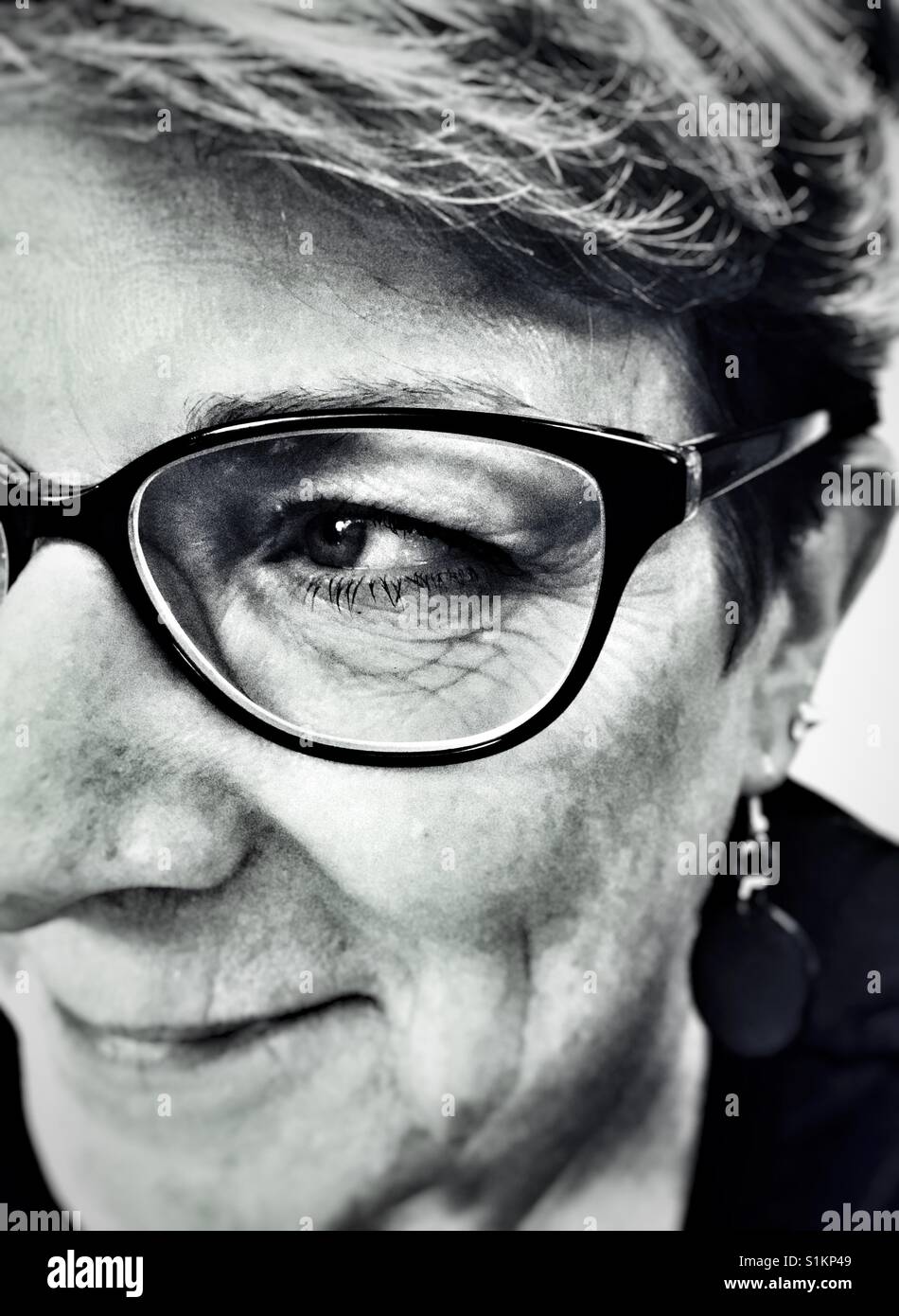 50 ans, femme - Image de stock capturée avec un smartphone