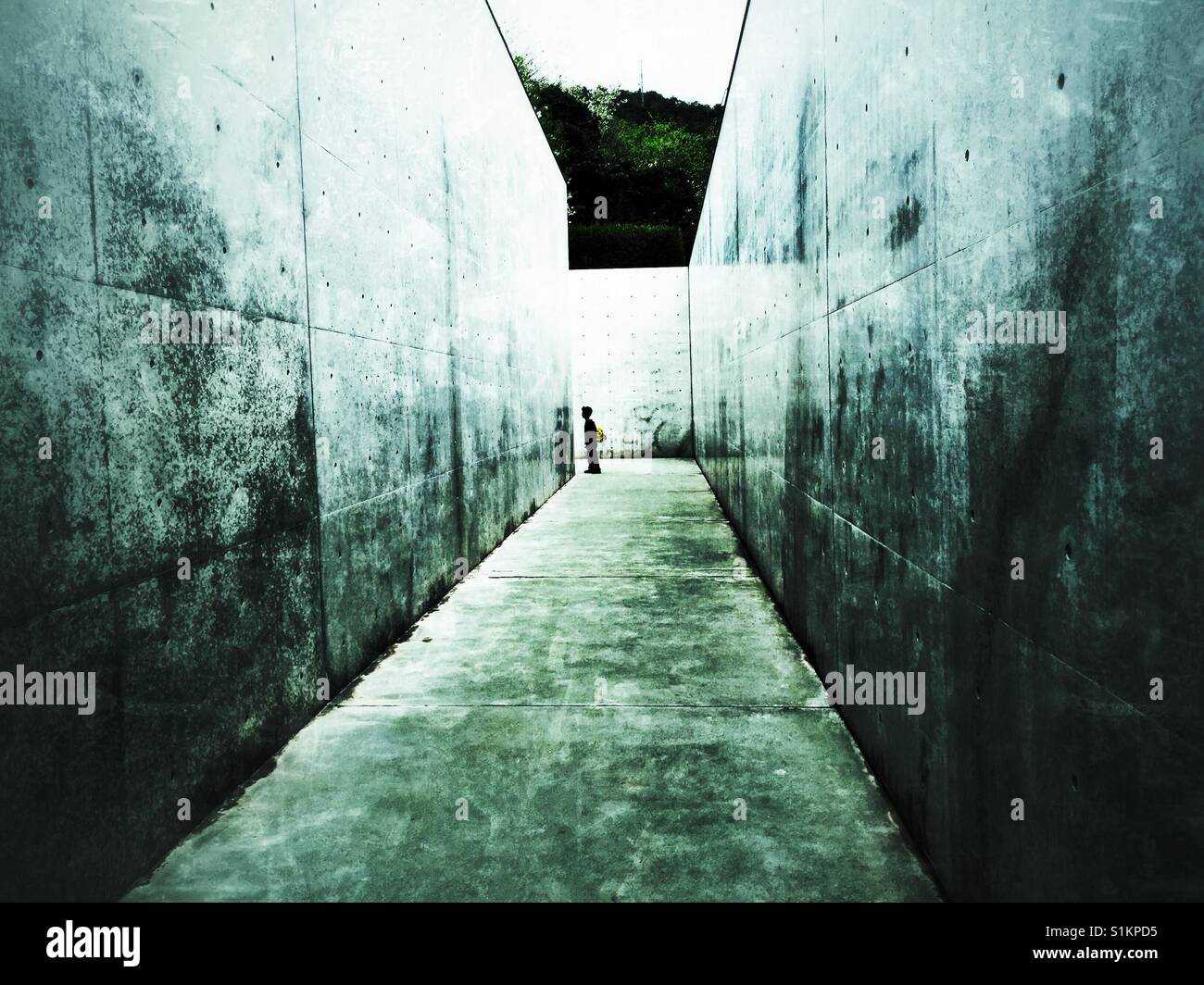Garçon et les murs en béton par Tadao Ando Banque D'Images