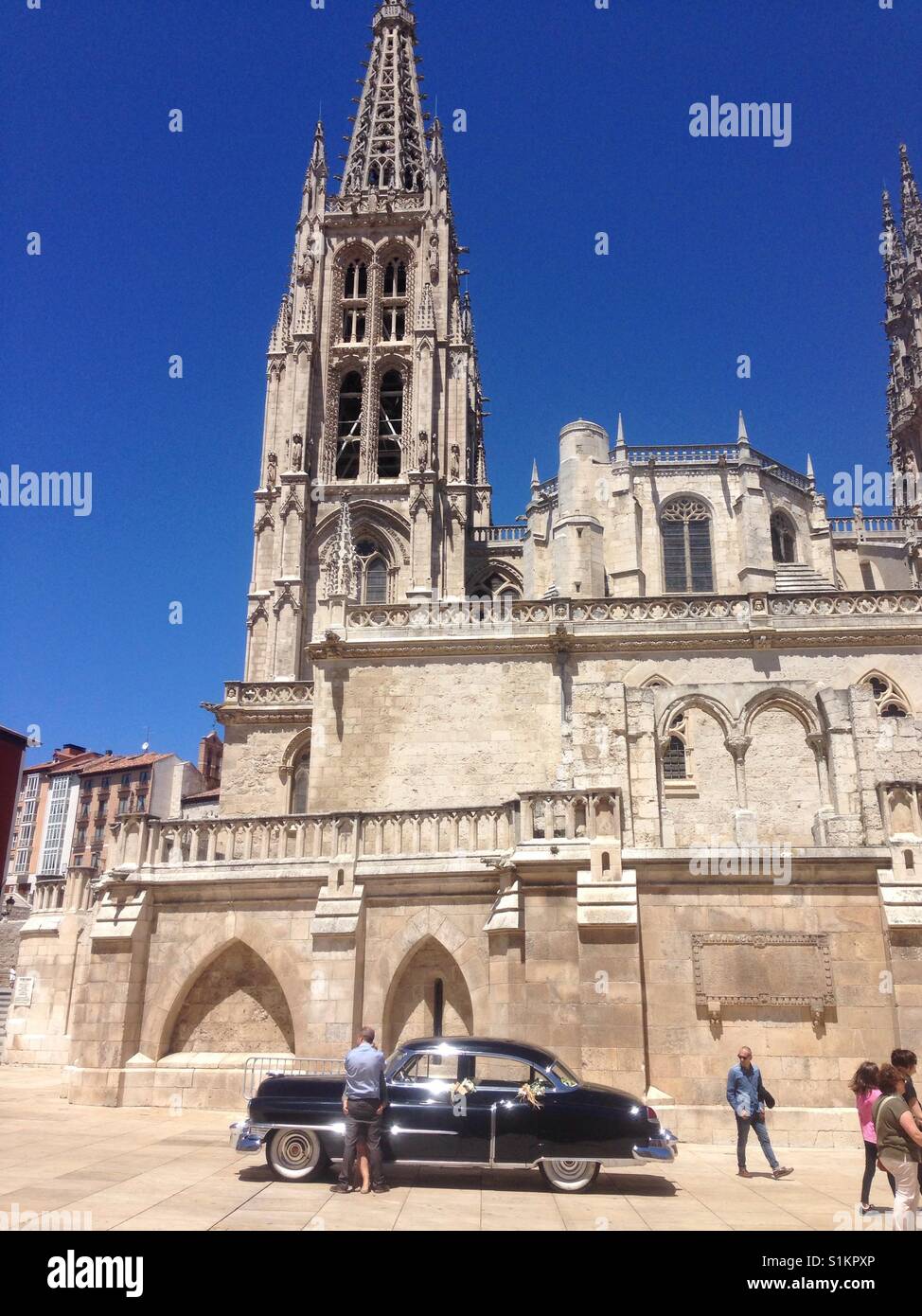 Couple dans Burgos avec une voiture d'époque à partir de la cathédrale,Espagne Banque D'Images