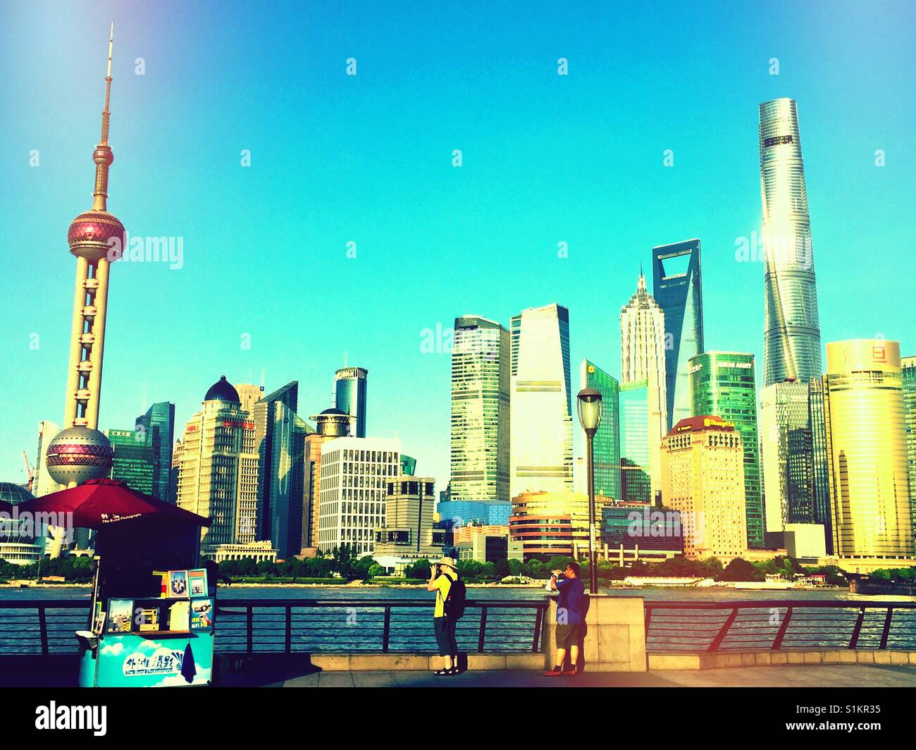 À la recherche de l'autre côté de la rivière Bund de Shanghai à l'horizon. - Image de stock capturée avec un smartphone