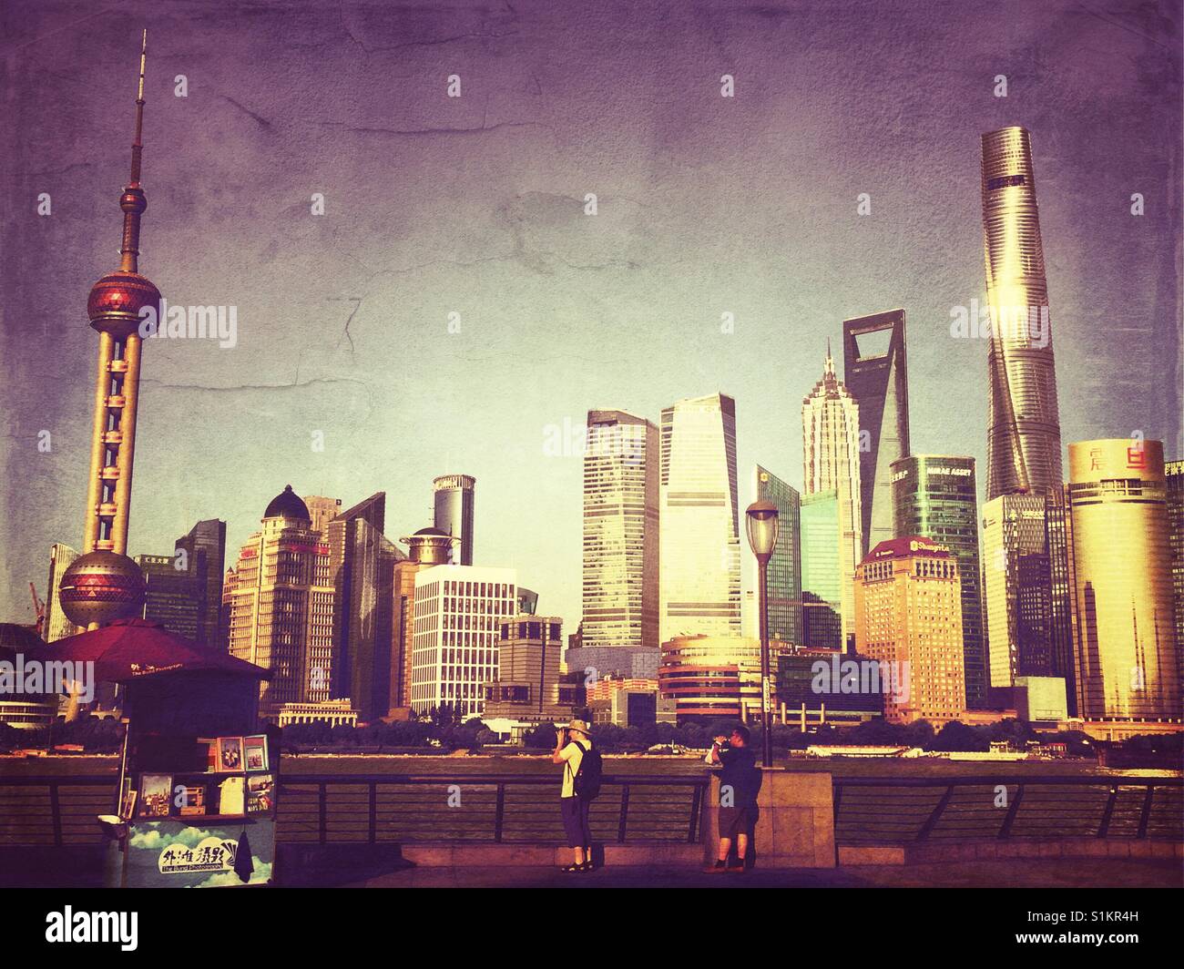 À la recherche de l'autre côté de la rivière au Bund de Shanghai à l'horizon. - Image de stock capturée avec un smartphone