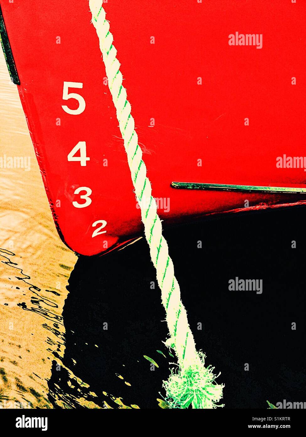 Tirant d'eau du navire sur la coque rouge du navire amarré. Distance verticale entre la ligne de flottaison et le fond de la coque. - Image de stock capturée avec un smartphone