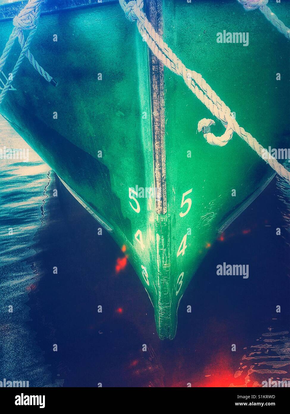 Tirant d'eau du navire sur la coque verte du navire amarré. Distance verticale entre la ligne de flottaison et le fond de la coque. - Image de stock capturée avec un smartphone