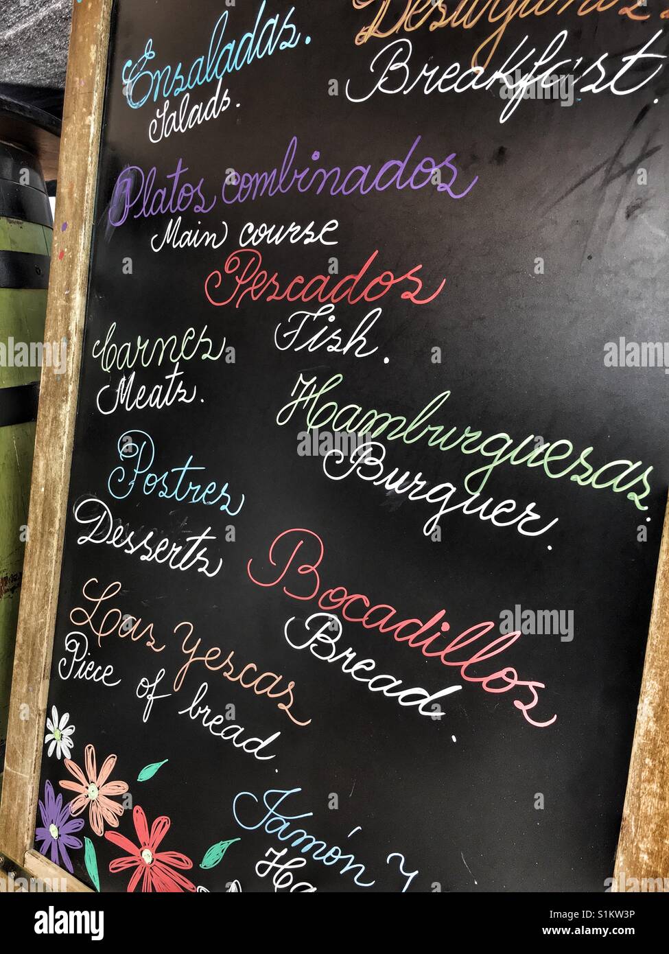 Tableau situé à l'extérieur du menu d'un bar à tapas avec des éléments à offrir rédigé en anglais et en espagnol - Image de stock capturée avec un smartphone