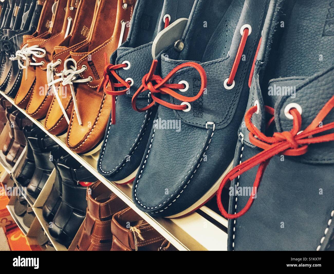 En cuir pour hommes chaussures bateau espagnol dans un magasin de chaussures  Photo Stock - Alamy