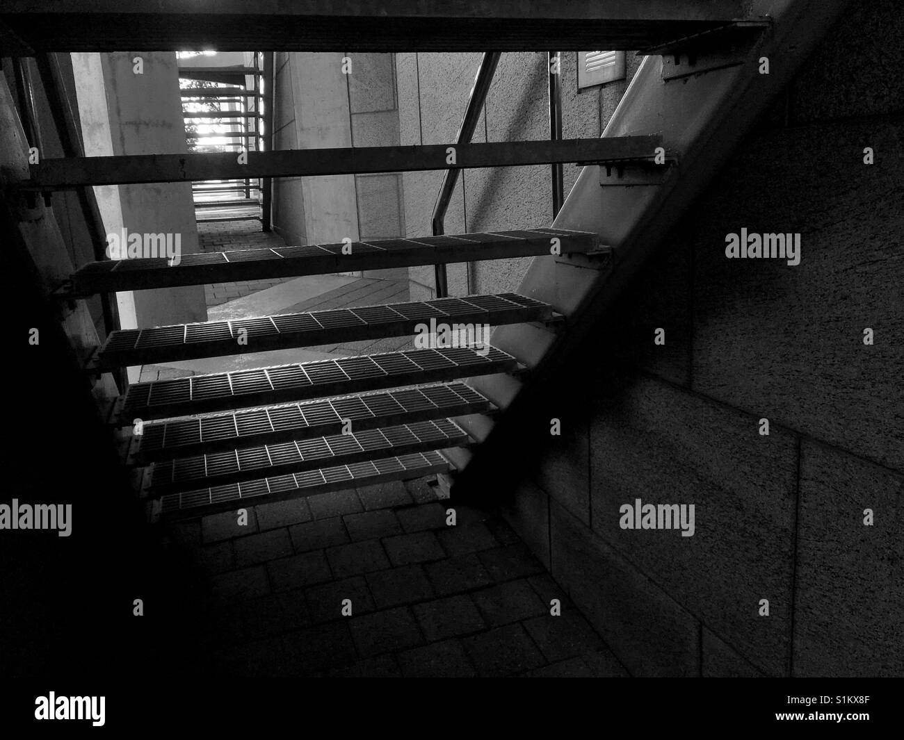 L'escalier de sortie de secours à l'arrière de la Galerie nationale du Canada à Ottawa, monochrome, Août 2017 Banque D'Images
