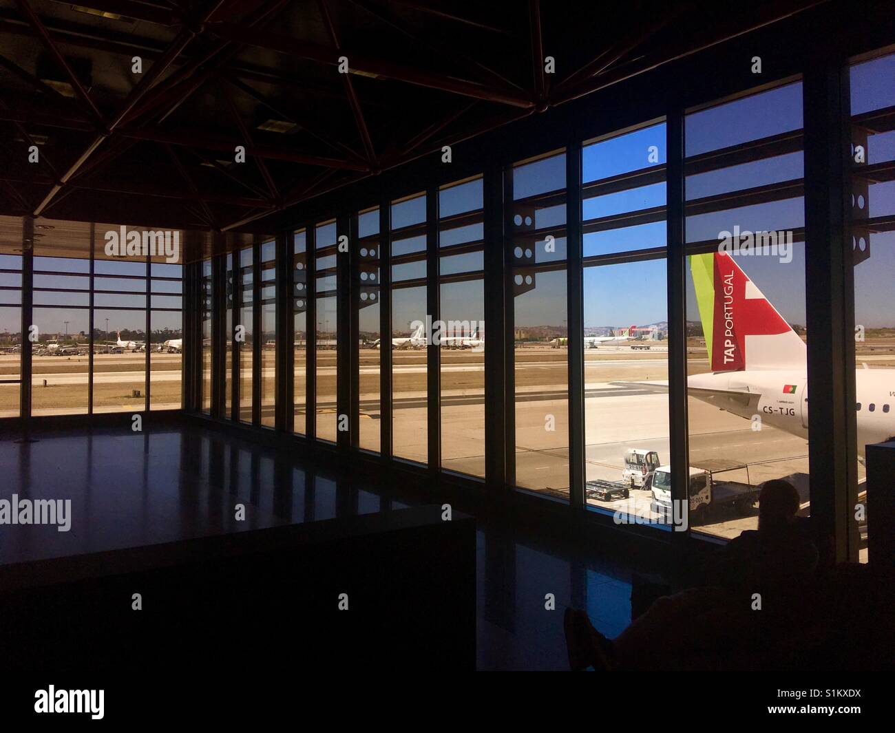 L'aéroport de Lisbonne, appuyez sur avion Banque D'Images