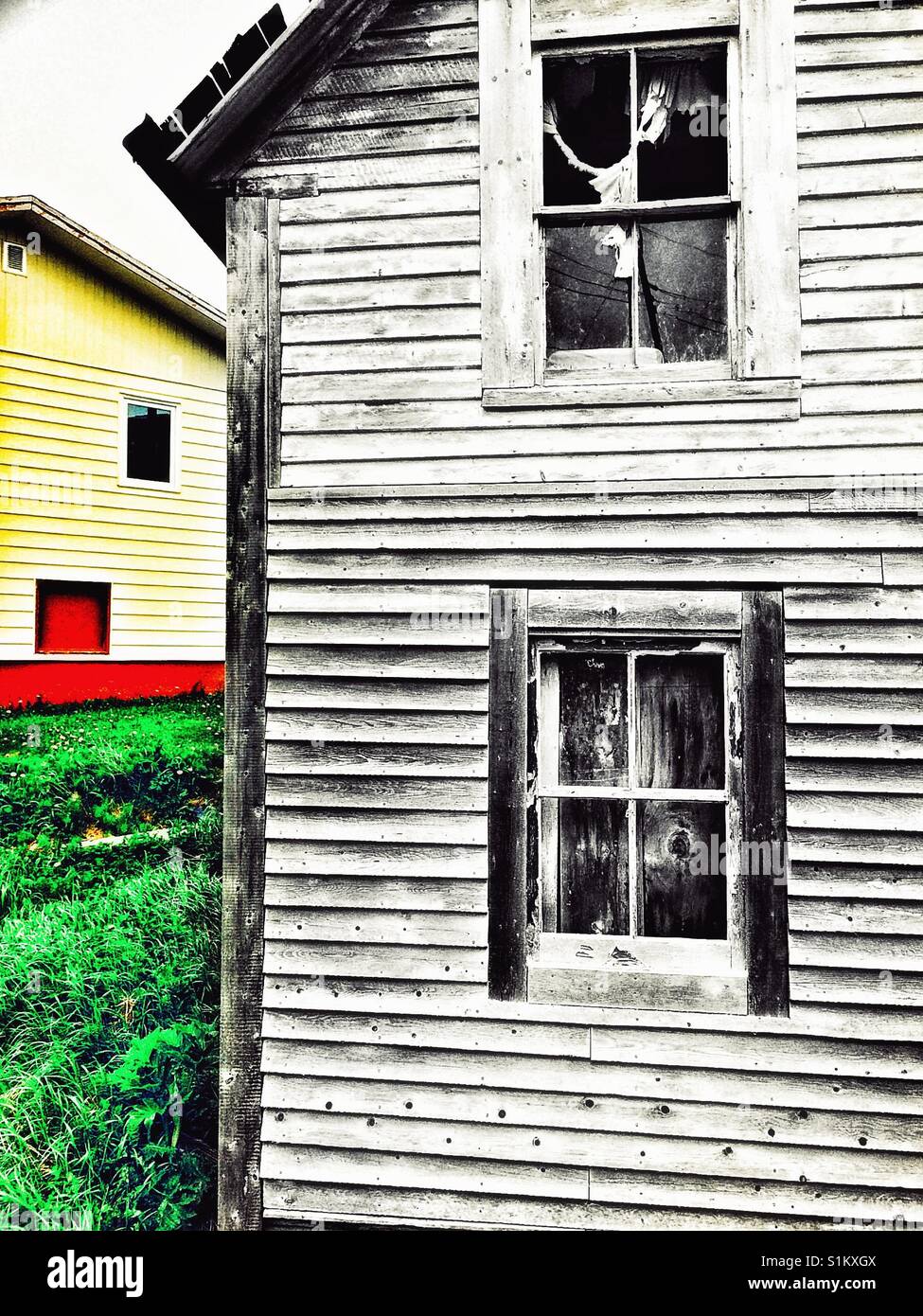 Abandonnés et voisins de nouvelles maisons en bois, Canada Banque D'Images