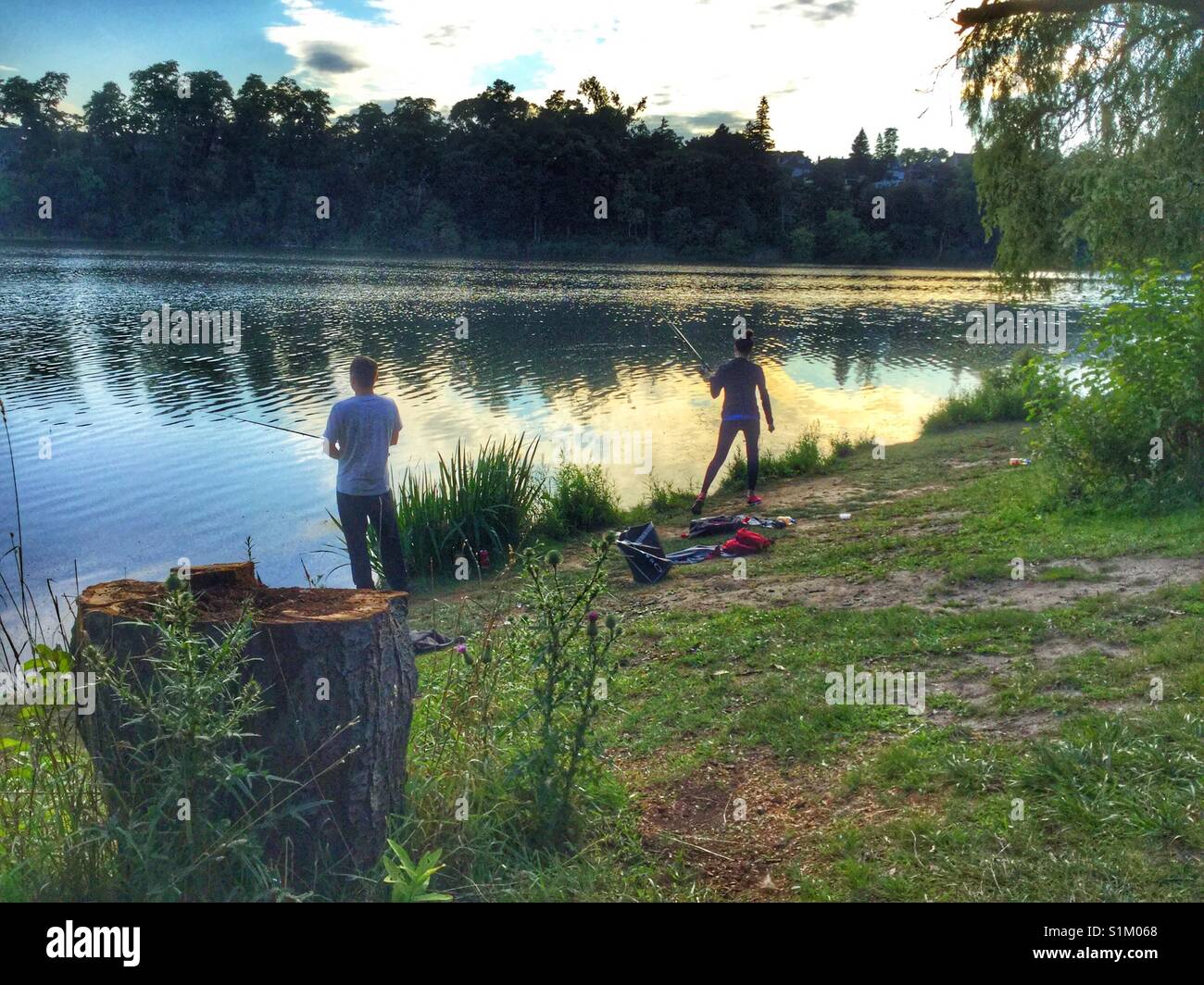 Pêche à l'Étang Grenadier Couple à High Park au crépuscule. Banque D'Images