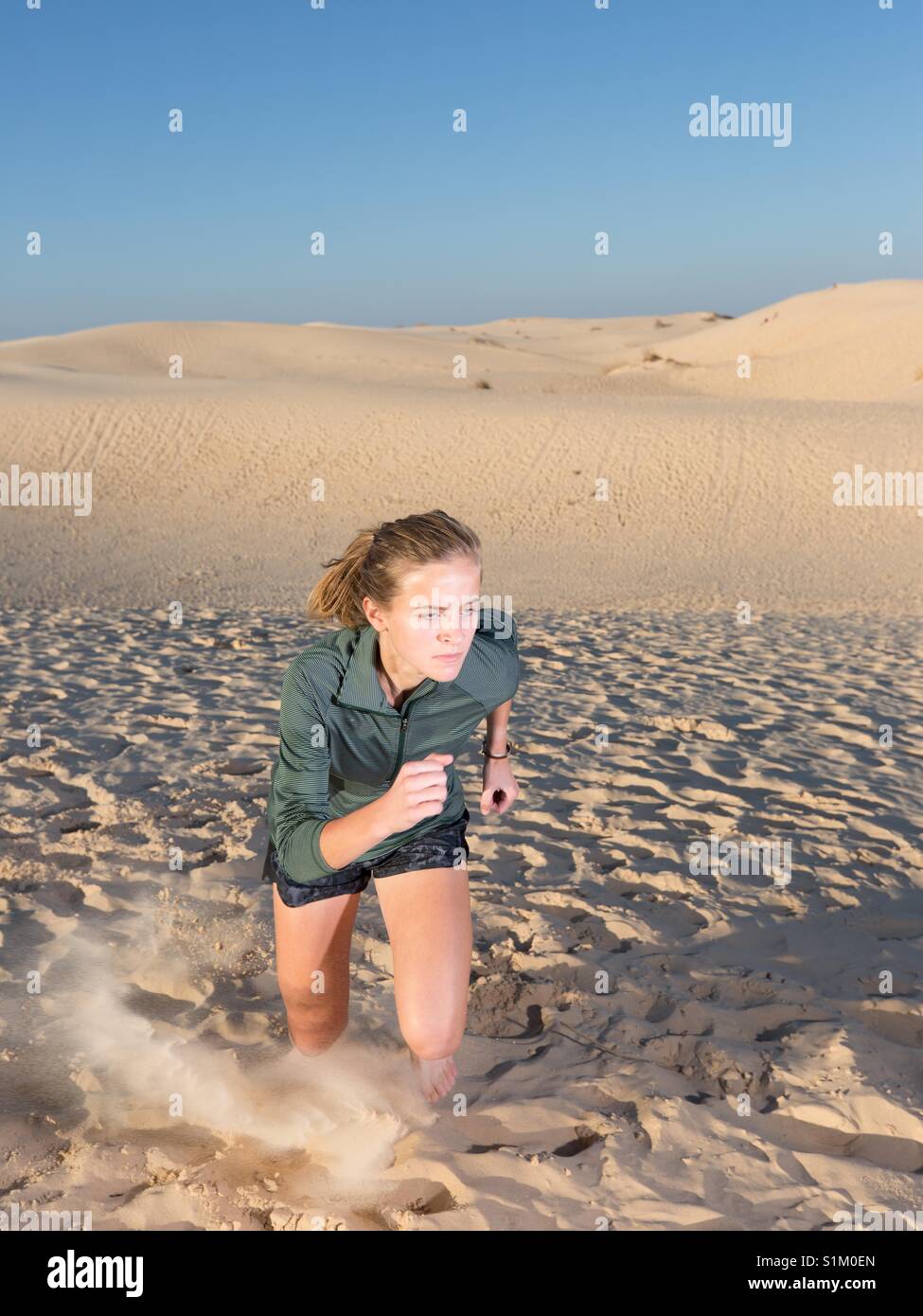 Jeune fille courir San dunes Banque D'Images