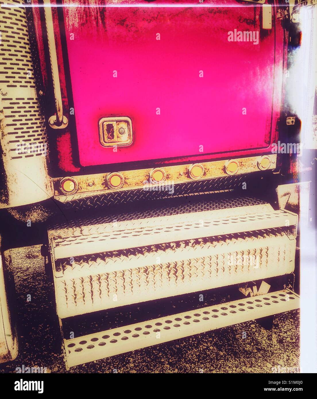 Chrome et porte de camion commercial américain rose - Image de stock capturée avec un smartphone