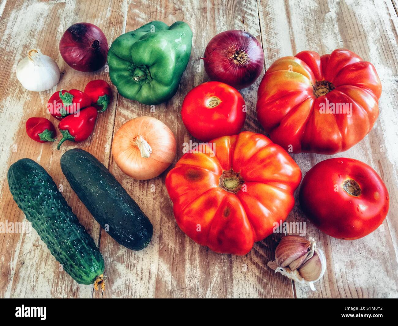 Des légumes crus. Les ingrédients pour faire une soupe gazpacho. Banque D'Images