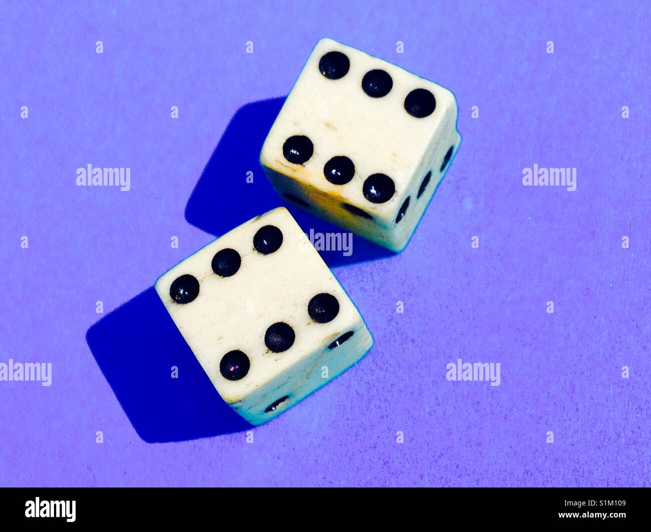 Deux heureux six dés / 2 die montrant un score élevé de 6 chacune, pour un lancer de bonne fortune dans un jeu de hasard ou d'argent, gamble - Image de stock capturée avec un smartphone