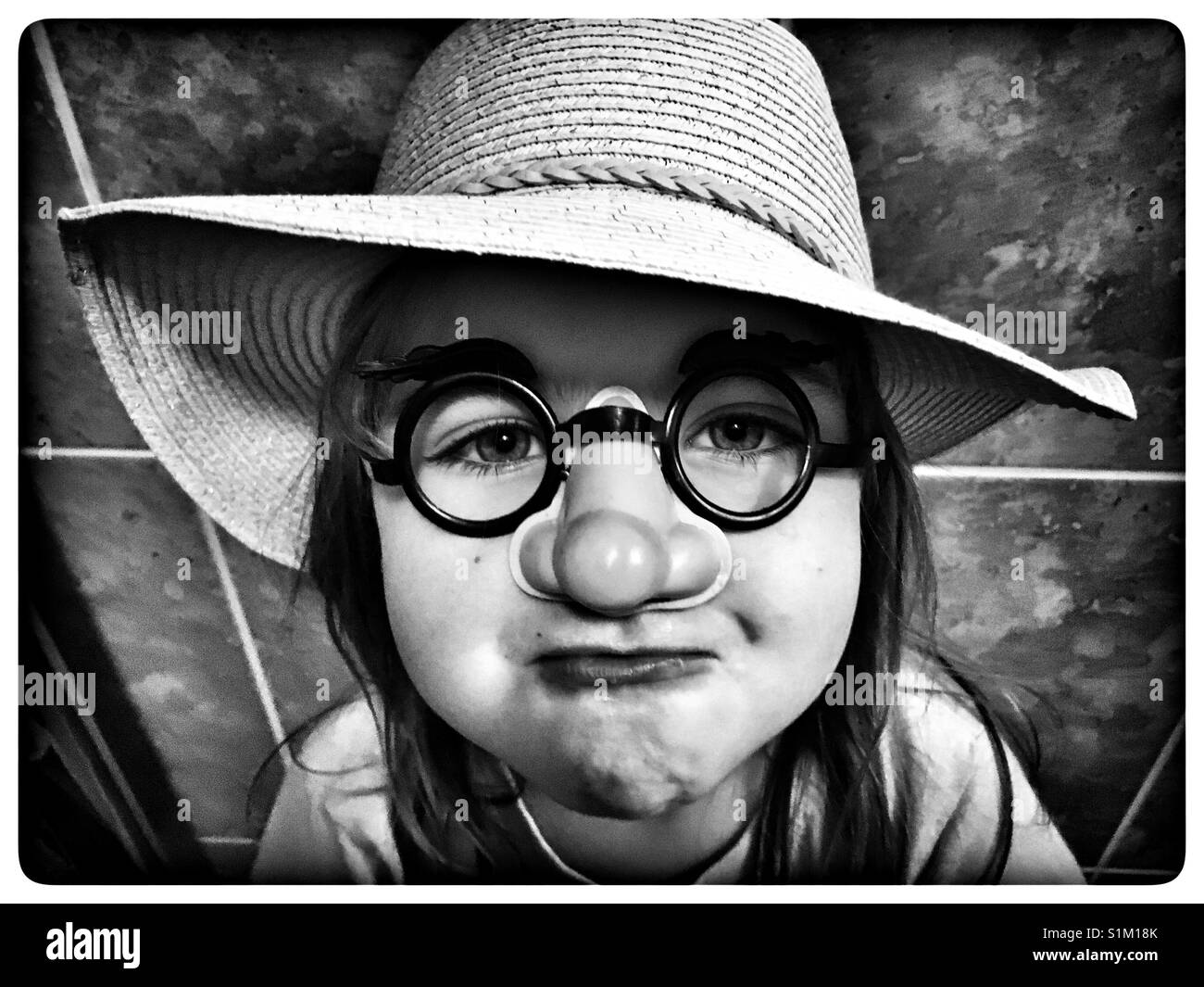 Fille portant des lunettes Banque d'images noir et blanc - Alamy
