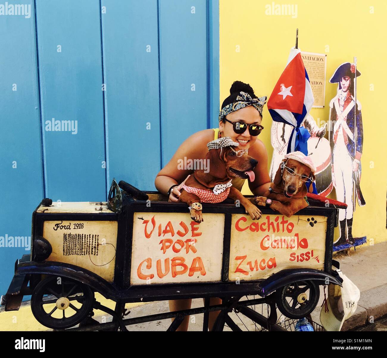 Un touriste posant pour une photo avec habillé des chiens jusqu'à La Havane, Cuba. Banque D'Images