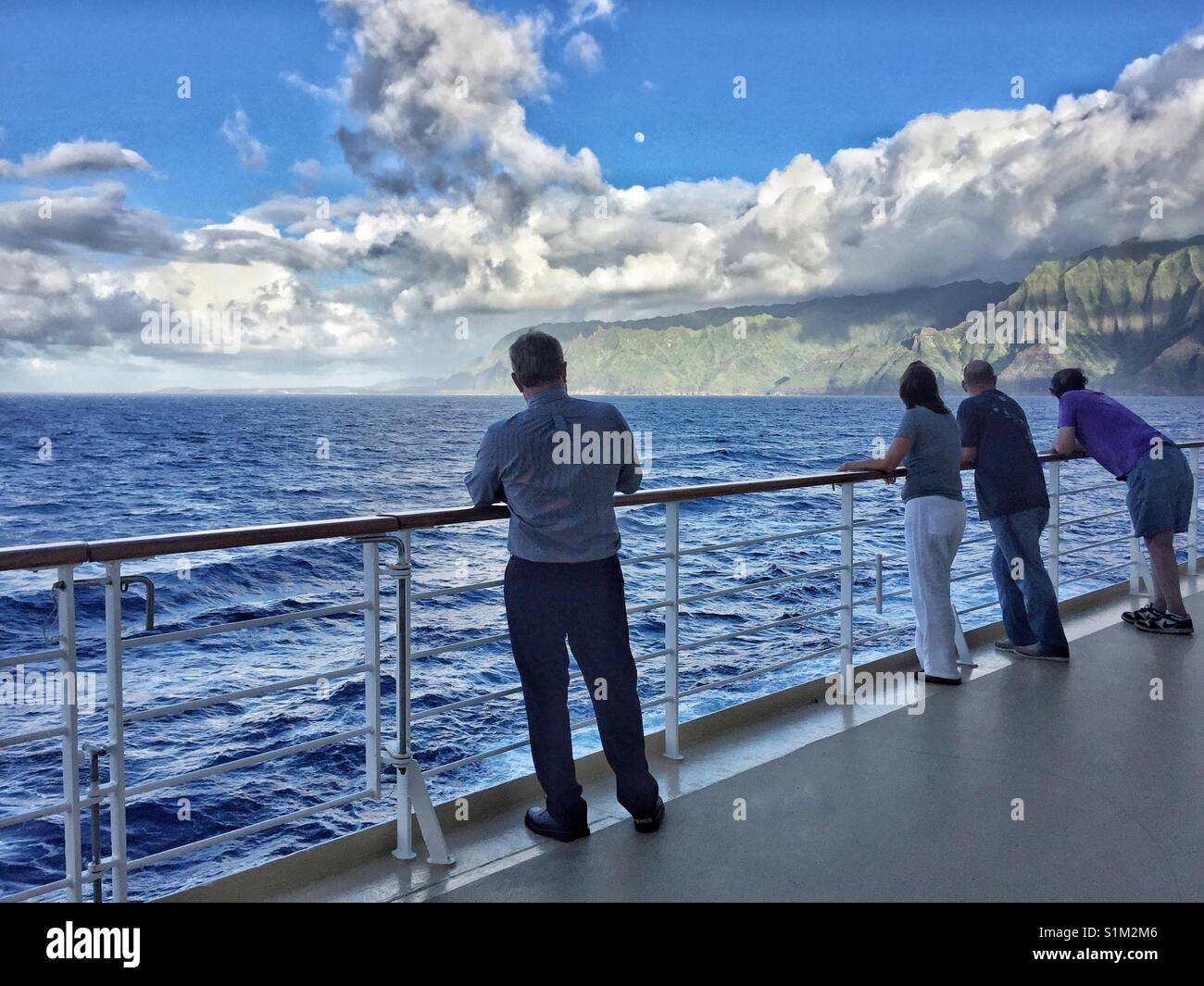 Quatre personnes à bord des navires de croisière voir scenic Napali côte de Kauai, Hawaii depuis le pont extérieur Banque D'Images