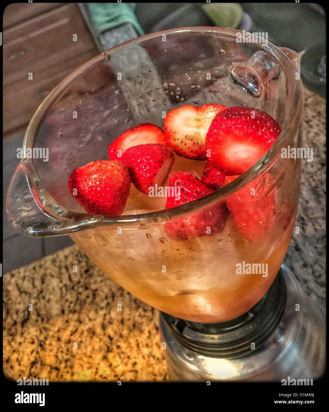 Strawberry Daiquiri mangue en préparation dans un blender - Image de stock capturée avec un smartphone