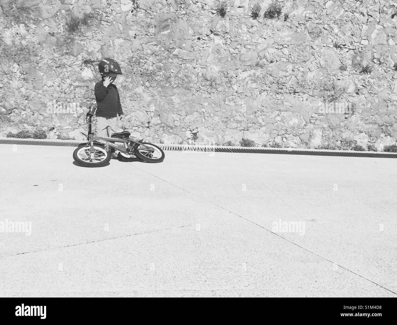 Bambin apprendre à circuler à bicyclette. Banque D'Images