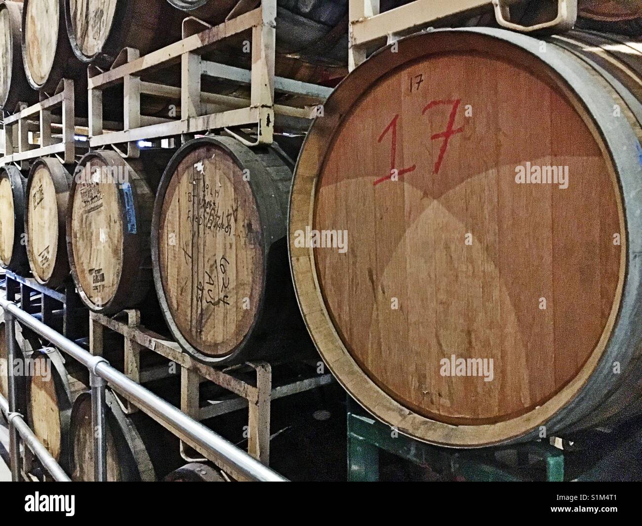 Des tonneaux de vin en bois sur un rack - Image de stock capturée avec un smartphone