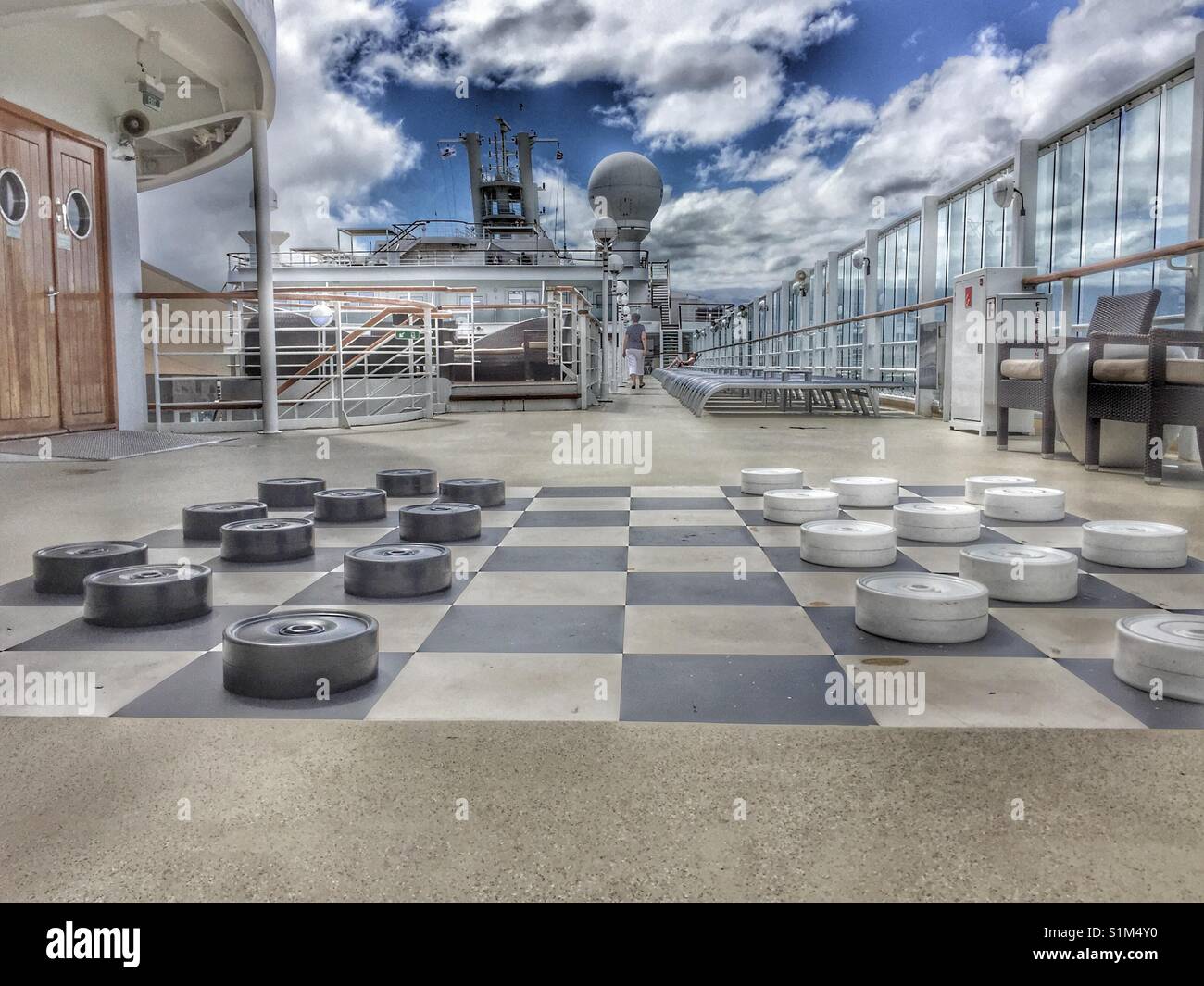 Jeu de dames géant / projets jeu sur une terrasse en plein air de navire de croisière. En dehors des navires de croisière à bord d'actif Banque D'Images