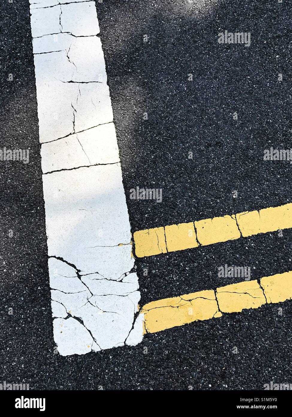 12.2005 jaune et des lignes blanches, le marquage routier sur une rue de banlieue du New Jersey. Banque D'Images