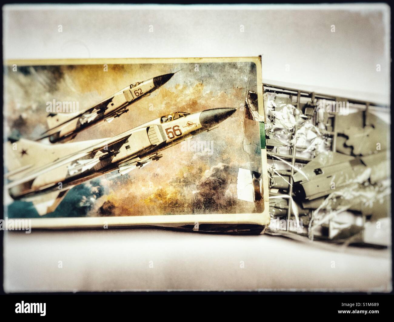 Hasegawa Mig-23 Flogger B chasseur soviétique de la guerre froide 1/72 modèle et fort. - Image de stock capturée avec un smartphone