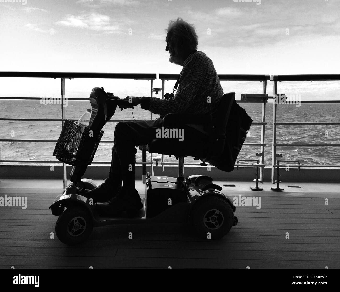 Homme handicapé en scooter on cruise ship Banque D'Images