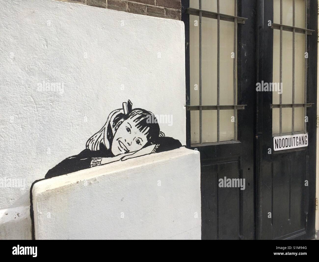 Amsterdam Graffiti mit Mädchen auf der Mauer lehnt neben der Grossstadt dans verschlossener Tür Banque D'Images