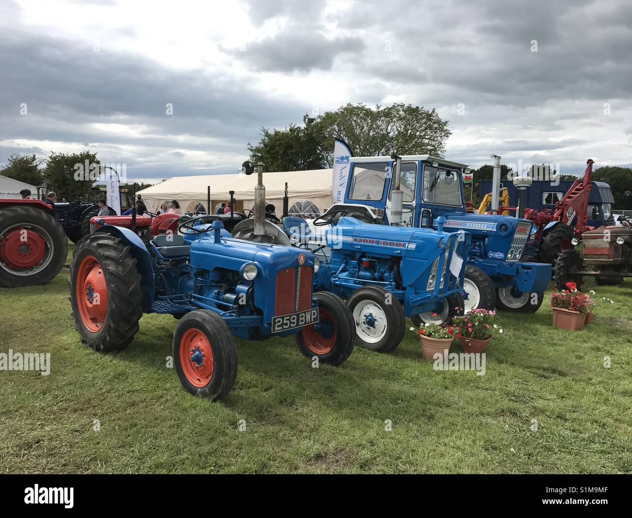 Vale of Glamorgan, Pays de Galles, le château de Fonmon - Août 2017 : Vintage tracteurs sur afficher Banque D'Images