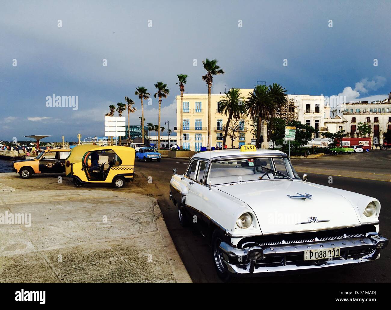 Voitures américaines des années 50 classique à La Havane, Cuba. Banque D'Images