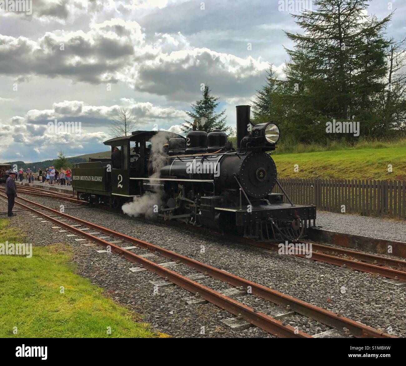 Brecon Mountain Railway, près de Merthyr Tydfil, se réveille - Août 2017 : un moteur à vapeur à l'Torpantau sur terminus pour inverser autour de ses entraîneurs pour le voyage de retour. - Image de stock capturée avec un smartphone