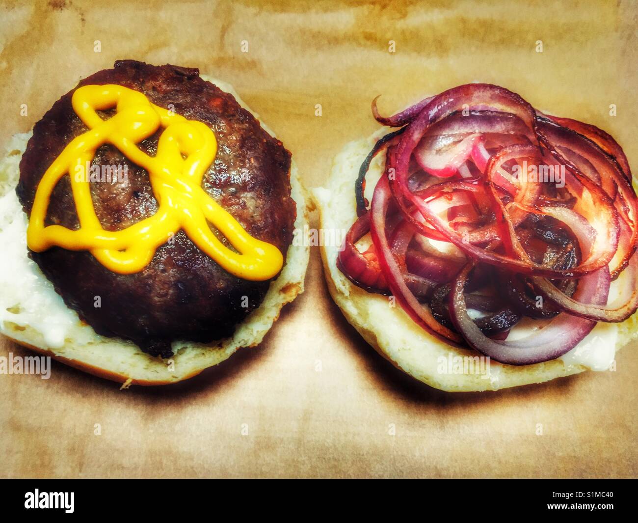 Burger de boeuf avec des oignons rouges et jaune moutarde - Image de stock capturée avec un smartphone